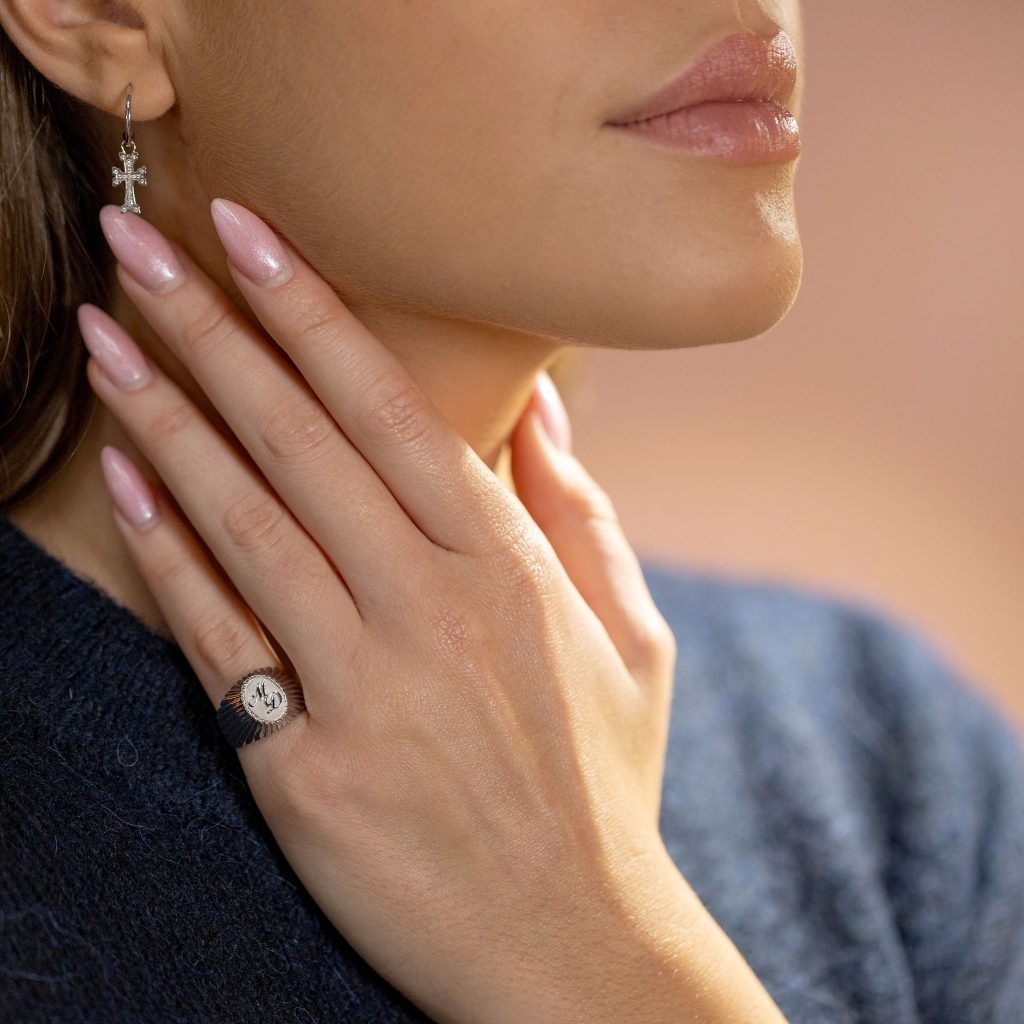 Alternative view of Bague Héritage Initiales
